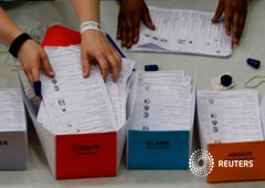 Papeletas siendo contadas en un colegio electoral, en las elecciones generales de Reino Unido, en Londres, 9 de junio de 2017 Papeletas siendo contadas en un colegio electoral, en las elecciones generales de Reino Unido, en Londres, 9 de junio de 2017