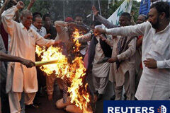 El pastor de EEUU para su plan de quemar el Corán tras presiones En la imagen del 9 de septiembre, unos paquistaníes cristianos queman un retrato del pastor Terry Jones en un acto de protesta en la ciudad paquistaní de Lahore.