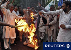 En la imagen del 9 de septiembre, unos paquistaníes cristianos queman un retrato del pastor Terry Jones en un acto de protesta en la ciudad paquistaní de Lahore.