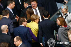 El Parlamento alemán aprueba la extensión del rescate griego La canciller alemana, Angela Merkel (C) y diputados de su grupo abandonan el parlamento tras votar en el Bundestag, en Berlín el 27 de febrero de 2015