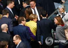 La canciller alemana, Angela Merkel (C) y diputados de su grupo abandonan el parlamento tras votar en el Bundestag, en Berlín el 27 de febrero de 2015