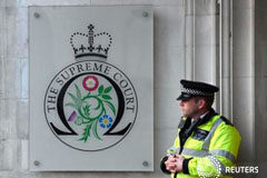 El Supremo británico dicta que el Parlamento debe votar el inicio del Brexit Un policía en la puerta del Tribunal Supremo británico en Londres, el 24 de enero de 2017