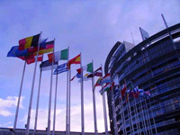 La nueva directiva sobre mediación: primeros interrogantes (I) La nueva directiva sobre mediación: primeros interrogantes (I). Ondeando banderas de la UE