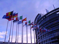 La nueva directiva sobre mediación: primeros interrogantes (I). Ondeando banderas de la UE