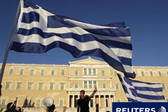 Grecia debate un paquete de austeridad bajo la presión de la UE Photo ir al articulo El Parlamento griego comenzará a debatir el lunes un plan de austeridad profundamente impopular que prestamistas internacionales exigen que sea aprobado esta semana para evitar la amenaza de quiebra. En la imagen, manifestantes contr
