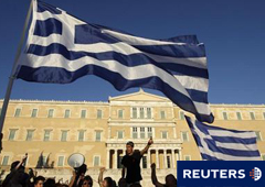 Photo ir al articulo El Parlamento griego comenzará a debatir el lunes un plan de austeridad profundamente impopular que prestamistas internacionales exigen que sea aprobado esta semana para evitar la amenaza de quiebra. En la imagen, manifestantes contr