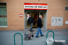 Fátima Báñez destaca que España reduce el paro más que nunca y más que ningún otro país de la UE Una oficina de empleo