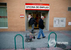 Un hombre pasa junto a una oficina de empleo en Madrid, el 23 de octubre de 2014