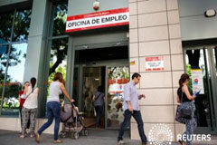 El paro en España cierra 2016 en el 18,6%, su mínimo de siete años Personas entrando y saliendo de una oficina de empleo en Madrid