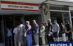 La EPA dejará la tasa de paro al borde del 20%, según un informe la cola ante una oficina del paro en Madrid, el 2 de junio de 2009.