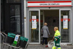 El paro baja en 64.000 personas en abril Varias personas hacen cola frente a un centro de empleo en Málaga, el 29 de abril de 2011.