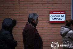 El paro registrado en España baja en abril en 83.599 personas Un grupo de personas esperan para entrar en una oficina de desempleo, el 3 de enero de 2014