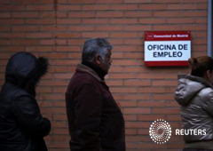 Un grupo de personas esperan para entrar en una oficina de desempleo, el 3 de enero de 2014