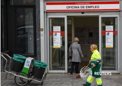 Varias personas hacen cola frente a un centro de empleo en Málaga, el 29 de abril de 2011.