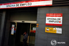 El paro baja en 86.683 personas en abril Una oficina de empleo en Madrid, el 27 de abril de 2017