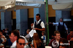 El paro registrado cae en julio al nivel más bajo en 8 años Un camarero toma un pedido en una terraza del centro de Madrid, 2 de junio de 2017