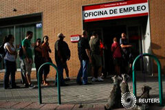 De Guindos dice que el paro ha tocado suelo Personas hacen cola en una Ofinica de Empleo de Madrid, el 2 de agosto de 2013