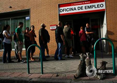 Personas hacen cola en una Ofinica de Empleo de Madrid, el 2 de agosto de 2013