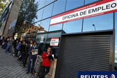 El paro encadena 2 meses de caída y baja 79.701 personas en mayo La gente hace cola ante una oficina de empleo en Madrid, el 4 de abril de 2011.