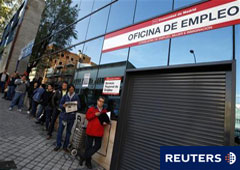 La gente hace cola ante una oficina de empleo en Madrid, el 4 de abril de 2011.