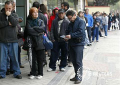 Varias personas en la cola del paro Varias personas en la cola del paro