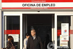 España registra su peor dato de paro en enero desde 2009 Unas personas salen de una oficina de empleo en Madrid el 2 de febrero de 2012