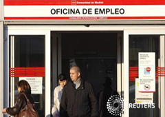 Unas personas salen de una oficina de empleo en Madrid el 2 de febrero de 2012