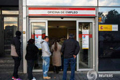 El paro registrado sube en enero en 77.980 personas a 4,53 millones Gente entrando en una oficina de empleo en Madrid el 22 de enero de 2015