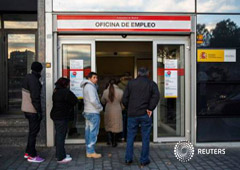 Gente entrando en una oficina de empleo en Madrid el 22 de enero de 2015