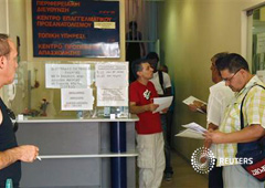 Varias personas esperan en una oficina de empleo en Atenas el 12 de julio de 2012