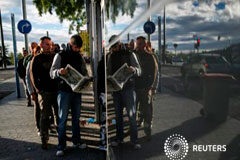 La economía española, vulnerable a una ralentización tras un sólido 2016 Un grupo de personas esperan en la fila del paro en Madrid el 4 de noviembre de 2014