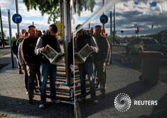 Un grupo de personas esperan en la fila del paro en Madrid el 4 de noviembre de 2014