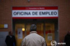La tasa de paro repunta ligeramente al 25,93% en el primer trimestre Un hombre espera la apertura de una oficina de empleo en Madrid el 3 de enero de 2014