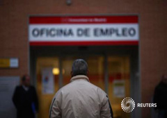 Un hombre espera la apertura de una oficina de empleo en Madrid el 3 de enero de 2014