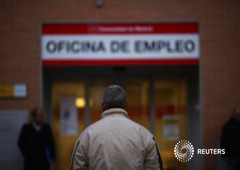 Un hombre espera la apertura de una oficina de empleo en Madrid el 3 de enero de 2014 Un hombre espera la apertura de una oficina de empleo en Madrid el 3 de enero de 2014
