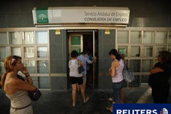 El paro encadena en España su cuarto descenso en julio Gente a la entrada de una oficina de empleo de Andalucía, en Alora, cerca de Málaga, el 29 de julio de 2011.