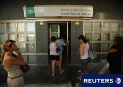 Gente a la entrada de una oficina de empleo de Andalucía, en Alora, cerca de Málaga, el 29 de julio de 2011.