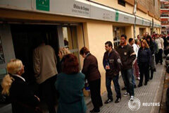El paro registrado alcanza un nuevo récord en España La gente espera para entrar ante una oficina del paro en Málaga, el 4 de marzo de 2013