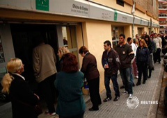 La gente espera para entrar ante una oficina del paro en Málaga, el 4 de marzo de 2013