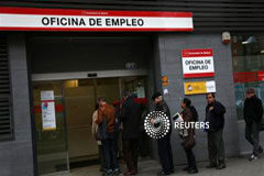 El paro registrado baja en 16.620 personas en marzo Varias personas hacen cola para acceder a una oficina de empleo en Madrid el 2 de abril de 2014