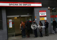 Varias personas hacen cola para acceder a una oficina de empleo en Madrid el 2 de abril de 2014