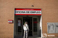El paro en España baja en mayo un número récord de 111.916 personas Una persona entrando en una oficina de empleo en Madrid el 29 de abril de 2014