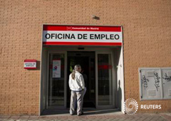 Una persona entrando en una oficina de empleo en Madrid el 29 de abril de 2014