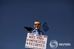 El paro baja algo en abril, pero sigue lastrado por la economía Imagen de una marioneta que representa al presidente del Gobierno, Mariano Rajoy, en una manifestación con motivo del Día del Trabajo