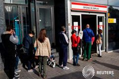 El paro registrado marca un descenso récord en mayo y baja en 117.985 personas Personas haciendo fila delante de una oficina del INEM