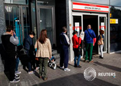Personas haciendo fila delante de una oficina del INEM