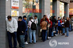 Caída histórica del paro registrado en un mes de mayo Gente espera en una cola para entrar en una oficina de empleo en Madrid, el 25 de abril de 2013