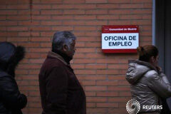 El paro en España baja en abril un número récord de 111.565 personas Personas esperando en la cola de una de las oficinas de empleo el 3 de enero de 2014