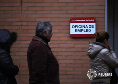 Personas esperando en la cola de una de las oficinas de empleo el 3 de enero de 2014