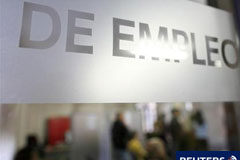 El desempleo vuelve a dispararse en octubre La gente espera en una oficina de empleo gubernamental en San Juan Aznalfarache